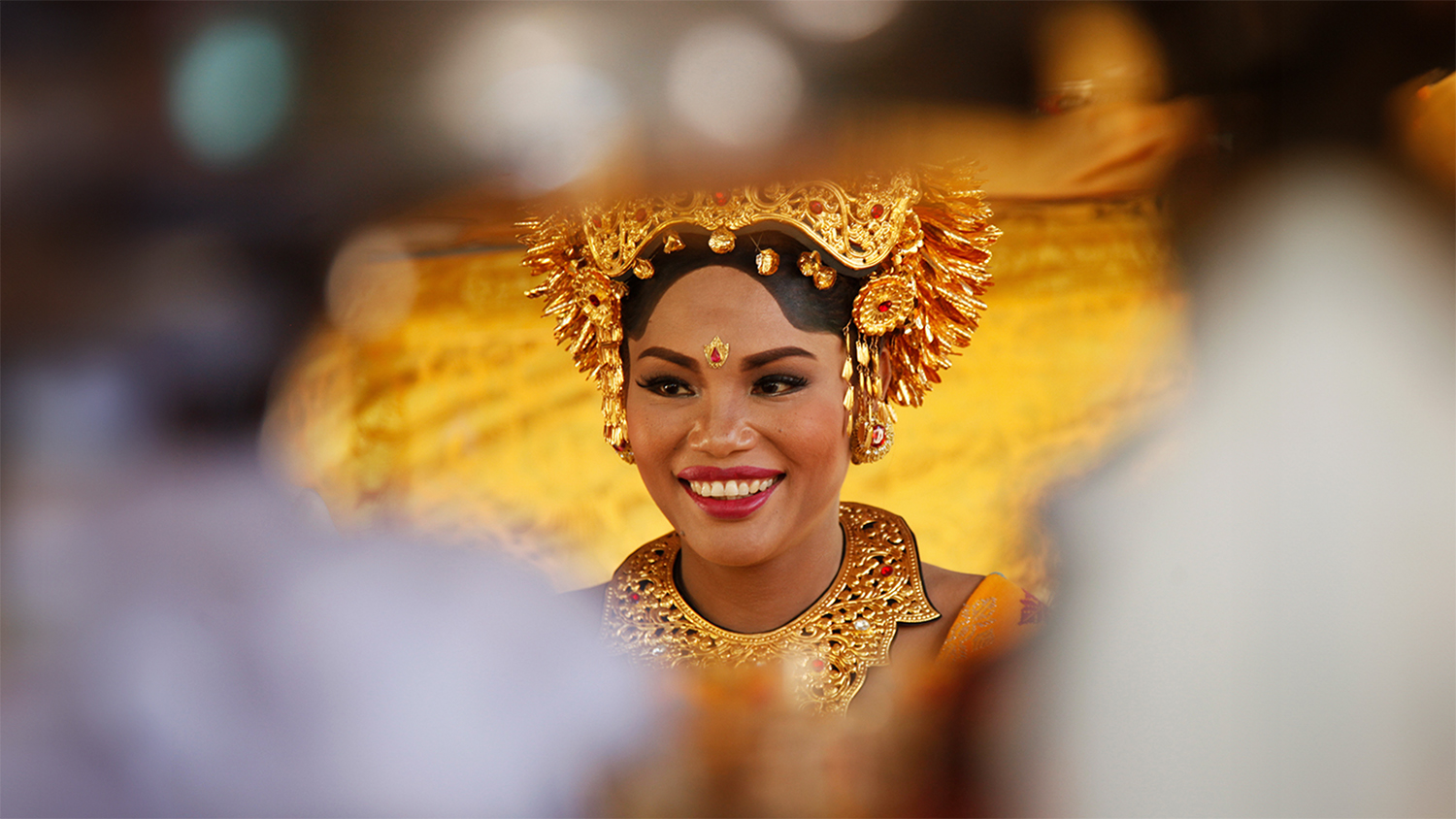 Blog - Real photography of a Balinese women at her wedding. BOOCLE