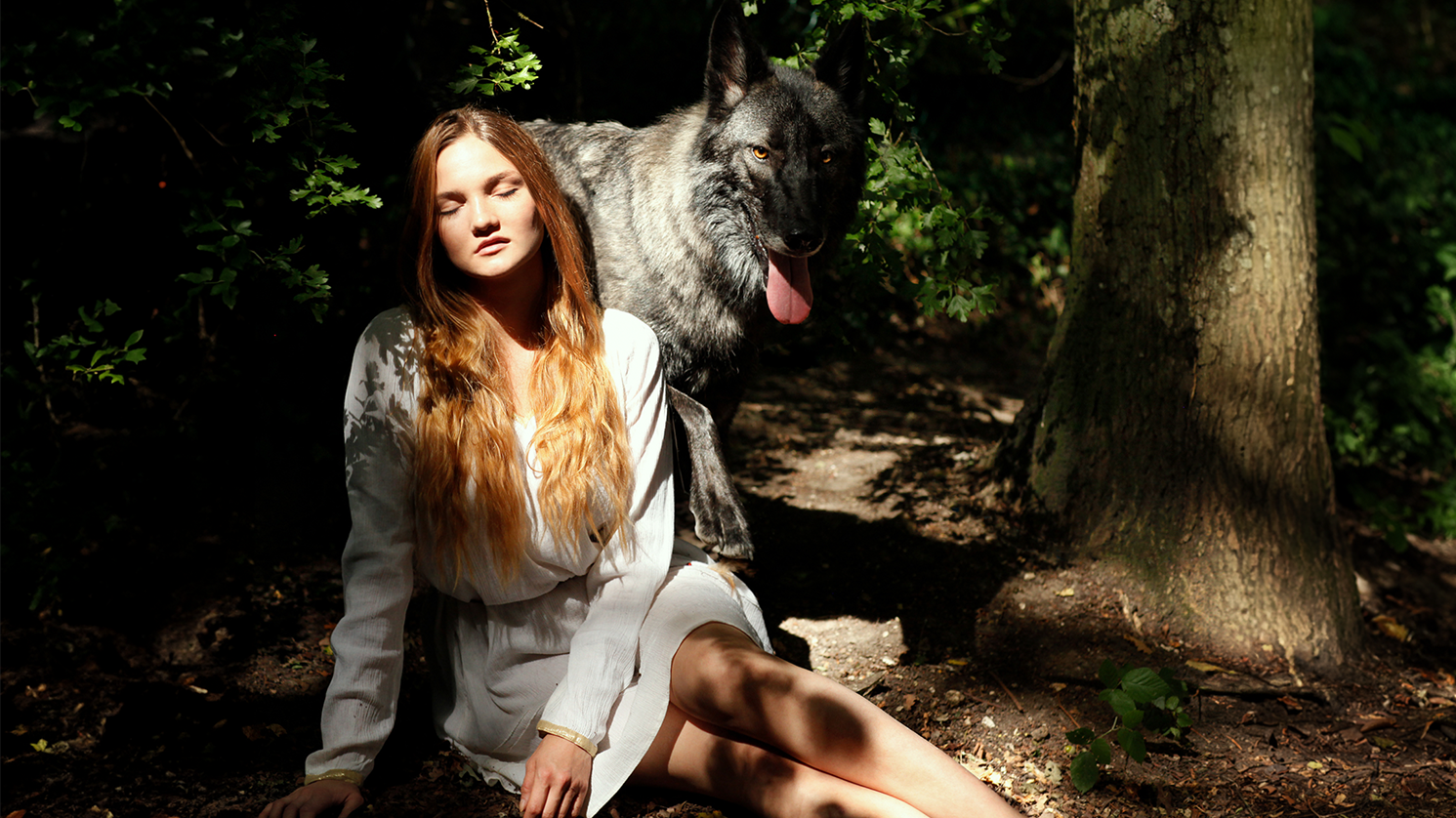 Blog - Real photography of Lydia with her wolf in the Foutainbleau forest. BOOCLE